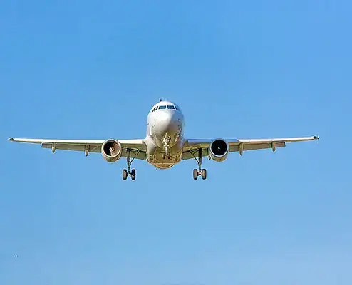 Avion cargo en vol dans un ciel bleu clair, représentant les services de logistique et de fret. Avion cargo en vol dans un ciel bleu clair, représentant les services de logistique et de fret.