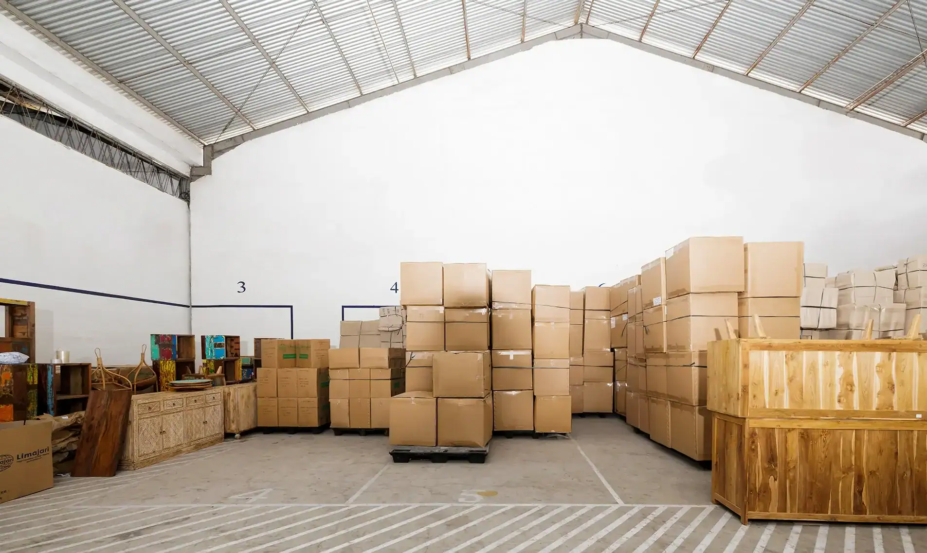 Entrepôt de fret avec des box et des palettes empilés dans les installations de Limajari Cargo.