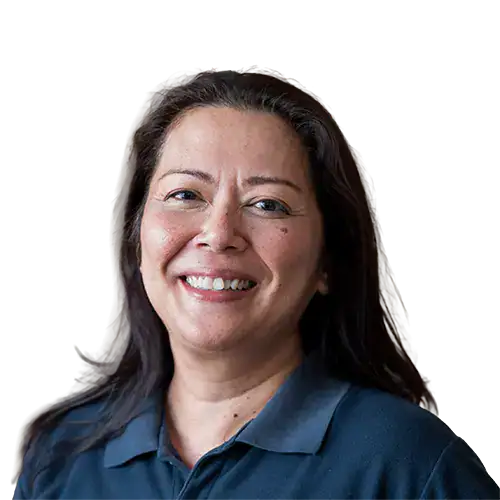 Astrid, spécialiste du fret maritime FCL chez Limajari Cargo, souriante en uniforme bleu marine aux couleurs de l'entreprise.