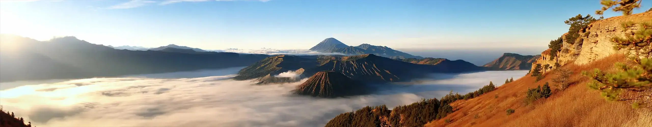 LIMAJARI CARGO - PANORAMA DU MONT BROMO Vue panoramique du mont Bromo et du paysage environnant, illustrant l'engagement de Limajari Cargo à fournir des services de logistique et de transport fiables en Indonésie.