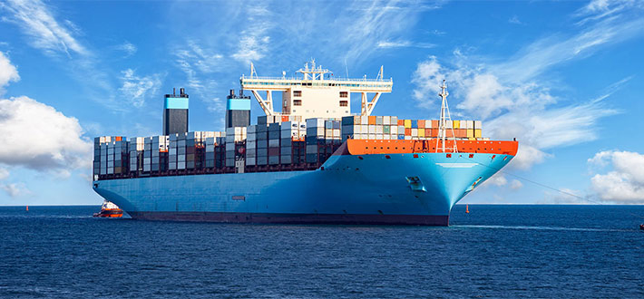 Navire de fret maritime transportant des conteneurs