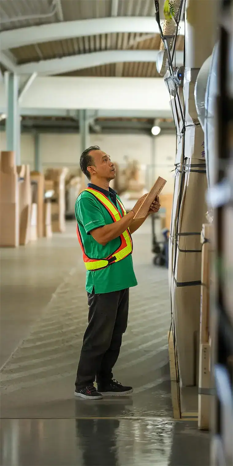 Inspection de la cargaison dans l’entrepôt de Limajari Cargo pour une logistique efficace. Inspection de la cargaison dans l’entrepôt de Limajari Cargo pour une logistique efficace.