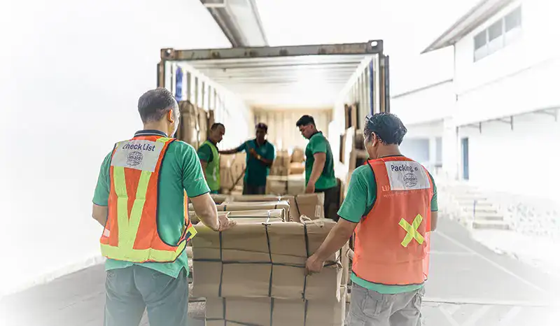 Chargement de fret dans l’installation de Limajari Cargo pour des services de logistique et de transport efficaces.